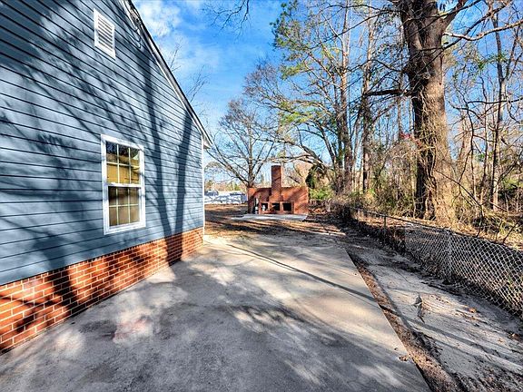 5th image of 403 Oak St