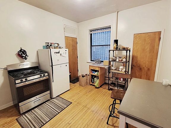 2nd image of 917 W Waveland Ave