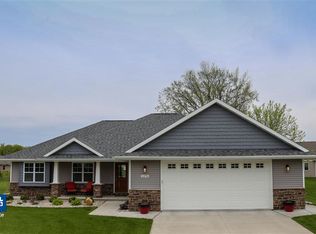 1276 Radcliff Rd, Neenah, WI 54956