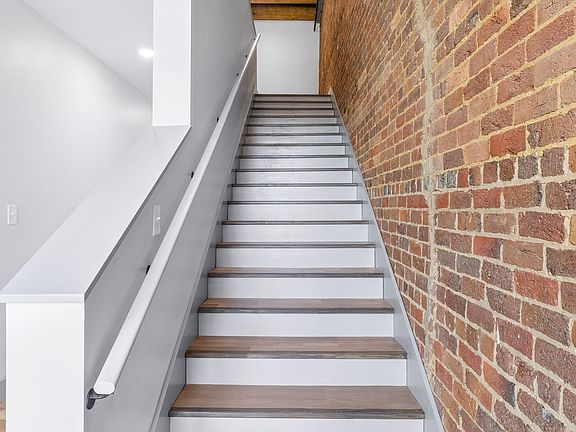 5th image of 213 E Main St #201