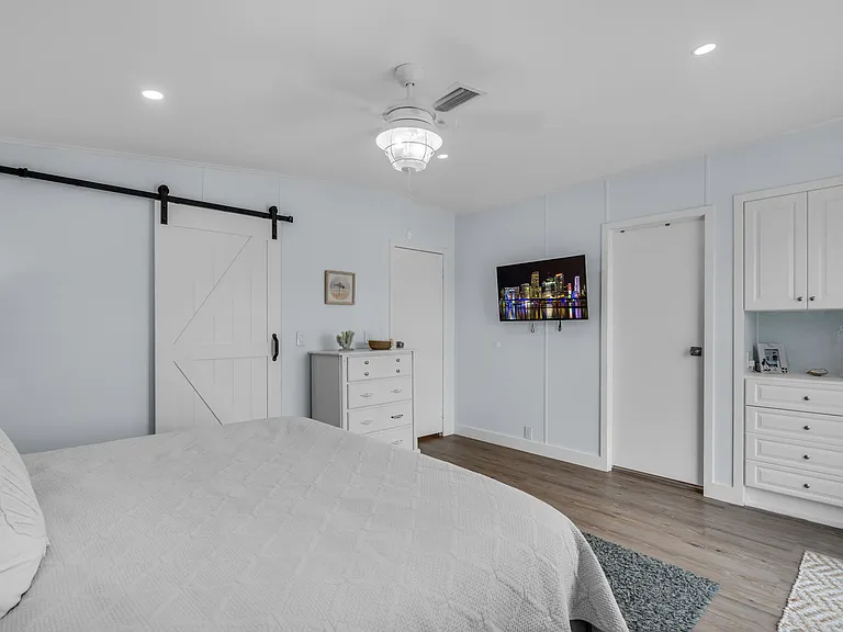209 W 1st Ct — Photo 17