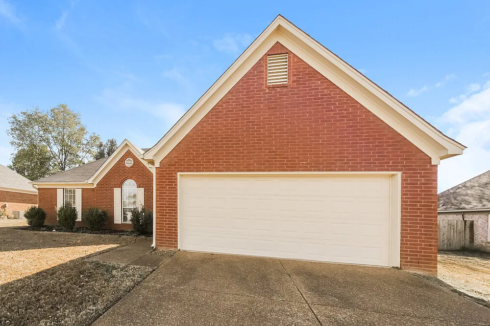3 bed, 2.0 bath, 1379 sqft, $1,795 — Photo 3