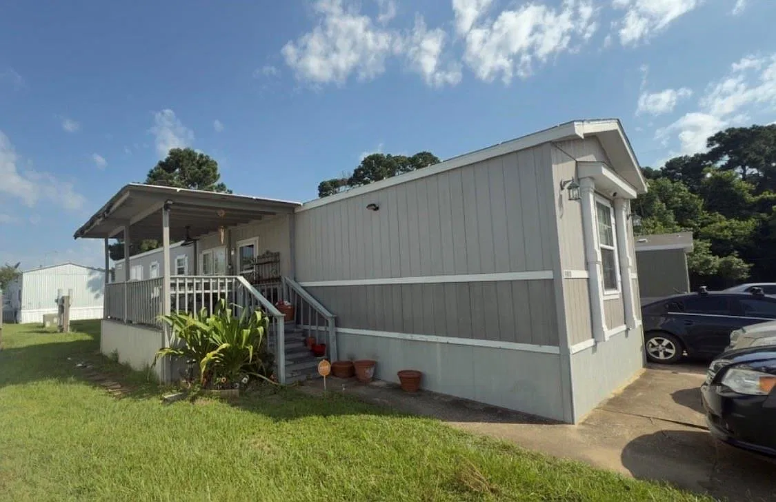 3 bed, 2.0 bath, 1216 sqft, $1,800 — Photo 1