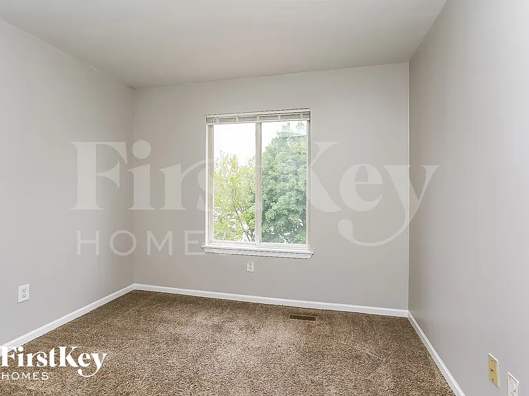 21439 W Georgetown Ct — Photo 10