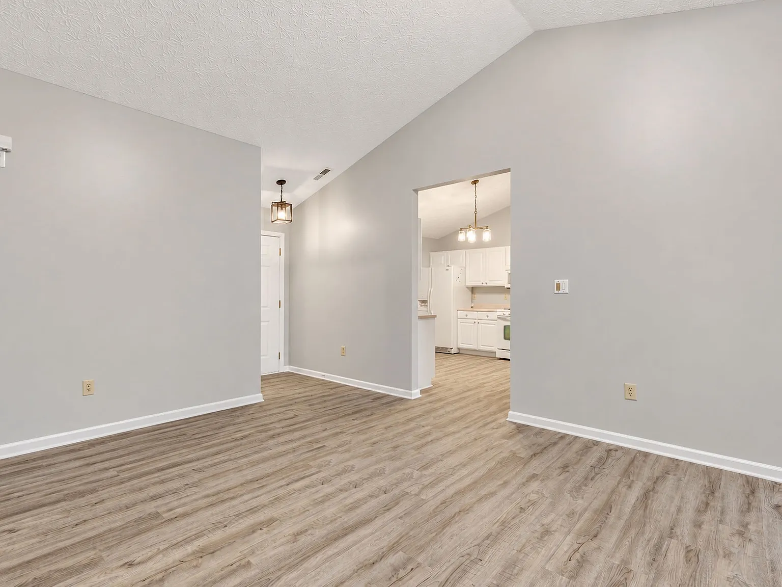 3 bed, 1350 sqft, $1,799 — Photo 4