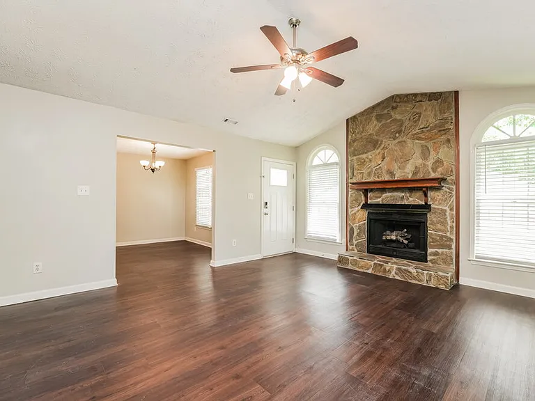 465 Rosehill Dr — Photo 4