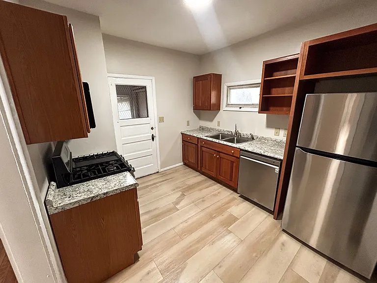 9804 Newton Ave — Photo 9