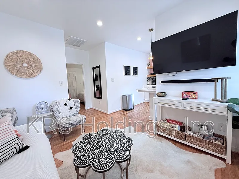 3 bed, 2.0 bath, 753 sqft, $1,900 — Photo 3