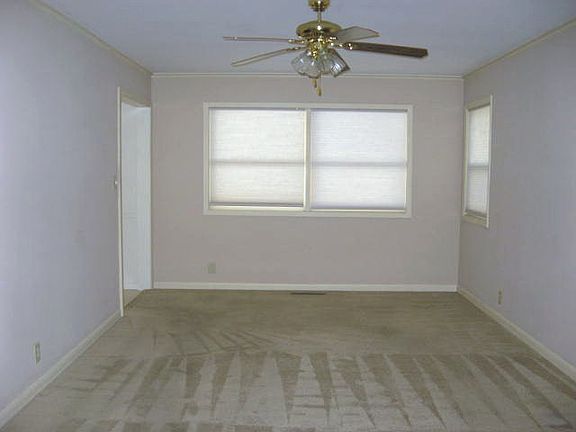 3rd image of 912 Illinois St