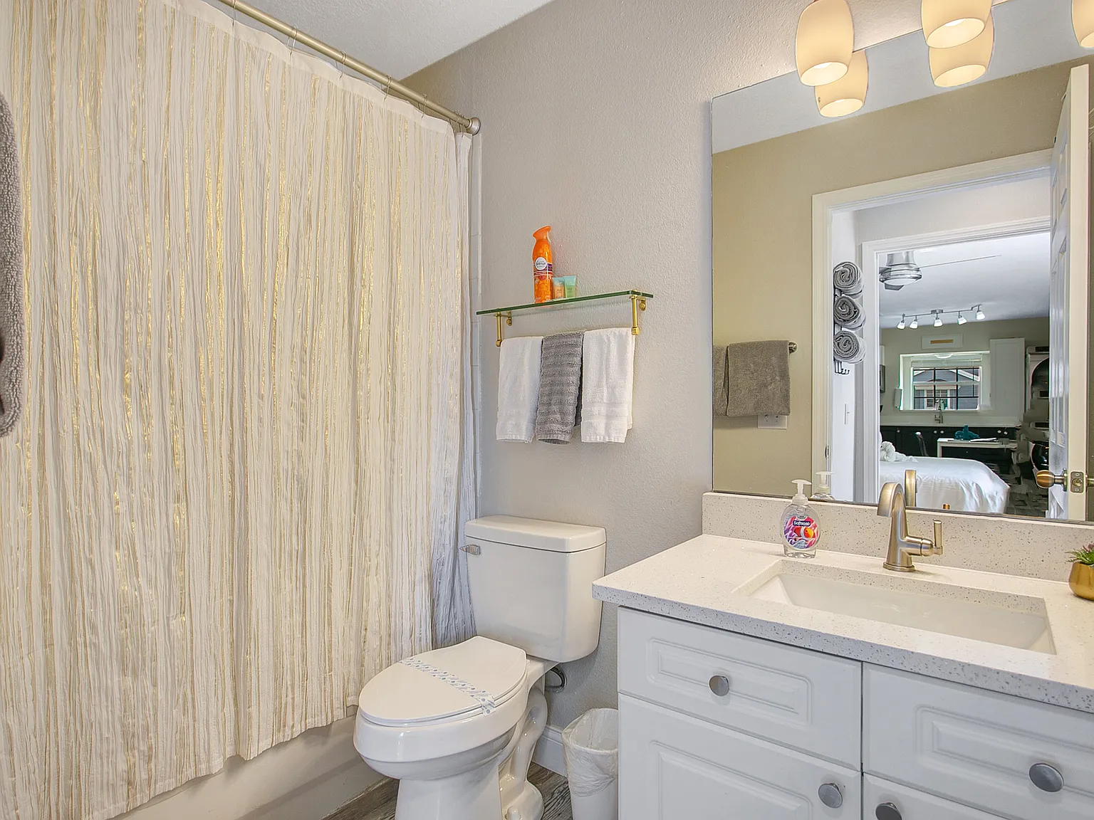 Fully Furnished Studio | Resort Pool + Gym | King bed | Near Disney — Photo 3