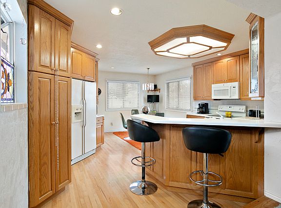 5th image of 1960 W Camelot Way