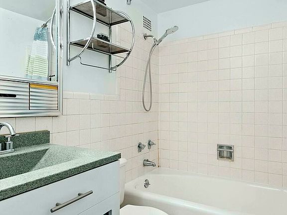 5th image of 200 E 58th St APT 17C
