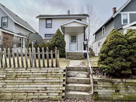 2nd image of 944 Crescent St NE