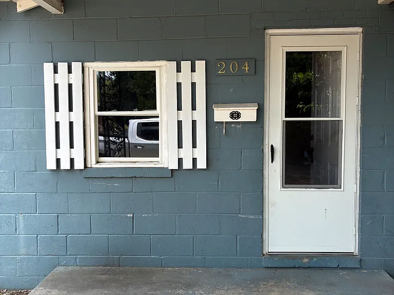 204 Wainwright Ave E — Photo 1