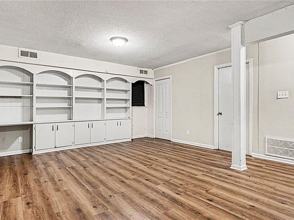 3rd image of 4107 Queen Beth Dr