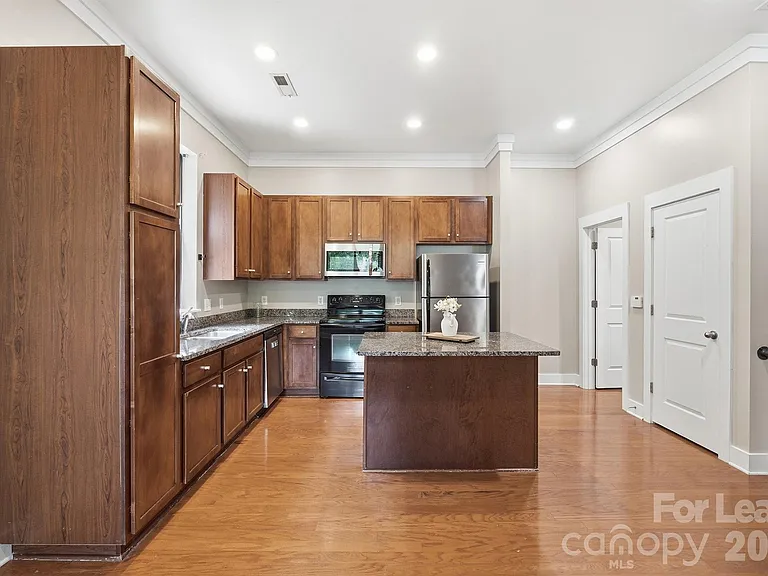 3435 Spencer St — Photo 7