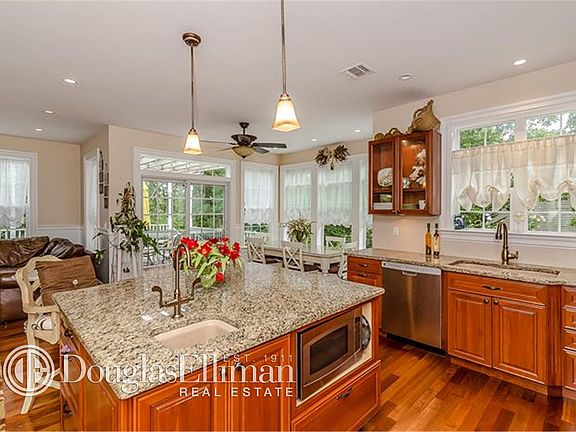 2nd image of 275 Sleepy Hollow Ln