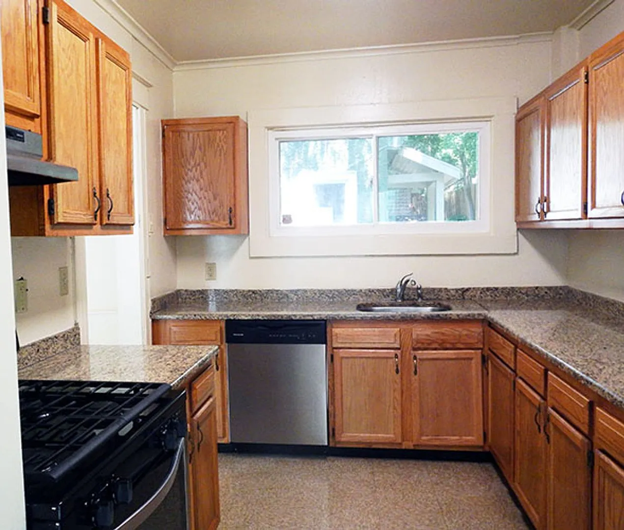 909 Lancaster Avenue - Available 6/1/27 - 4 Bedroom Single Family Home — Photo 4