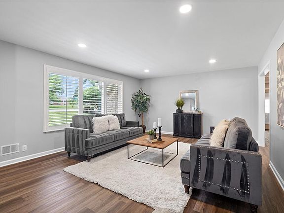 3rd image of 5363 N Arlington Ave
