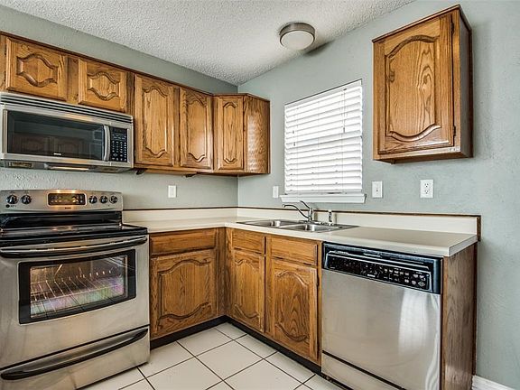 3rd image of 300 Canyon Ln
