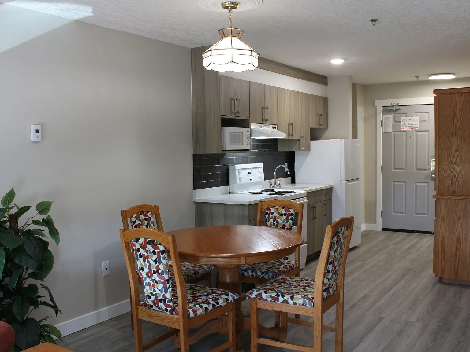 Western Long Stay Leduc 3 — Photo 1
