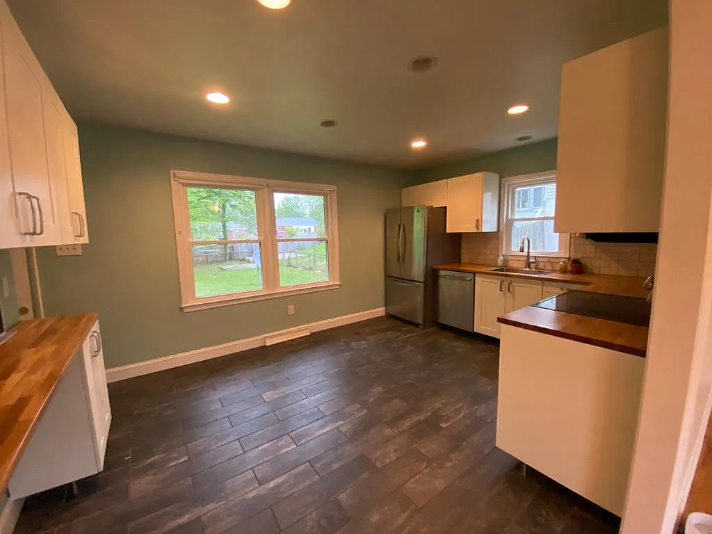 3 bed, 1000 sqft, $2,200 — Photo 3