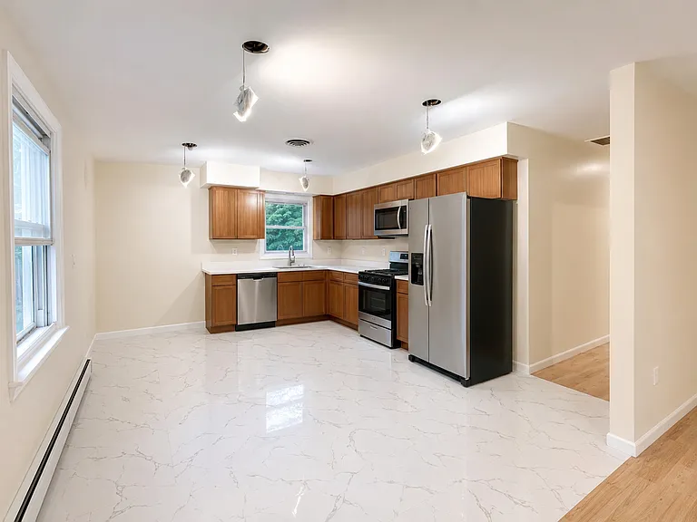 28 Carr St #2 — Photo 7