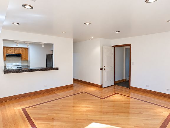 3rd image of 1942 W Melrose St #2