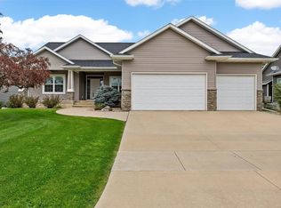 3516 Fitzroy Rd, Hiawatha, IA 52233