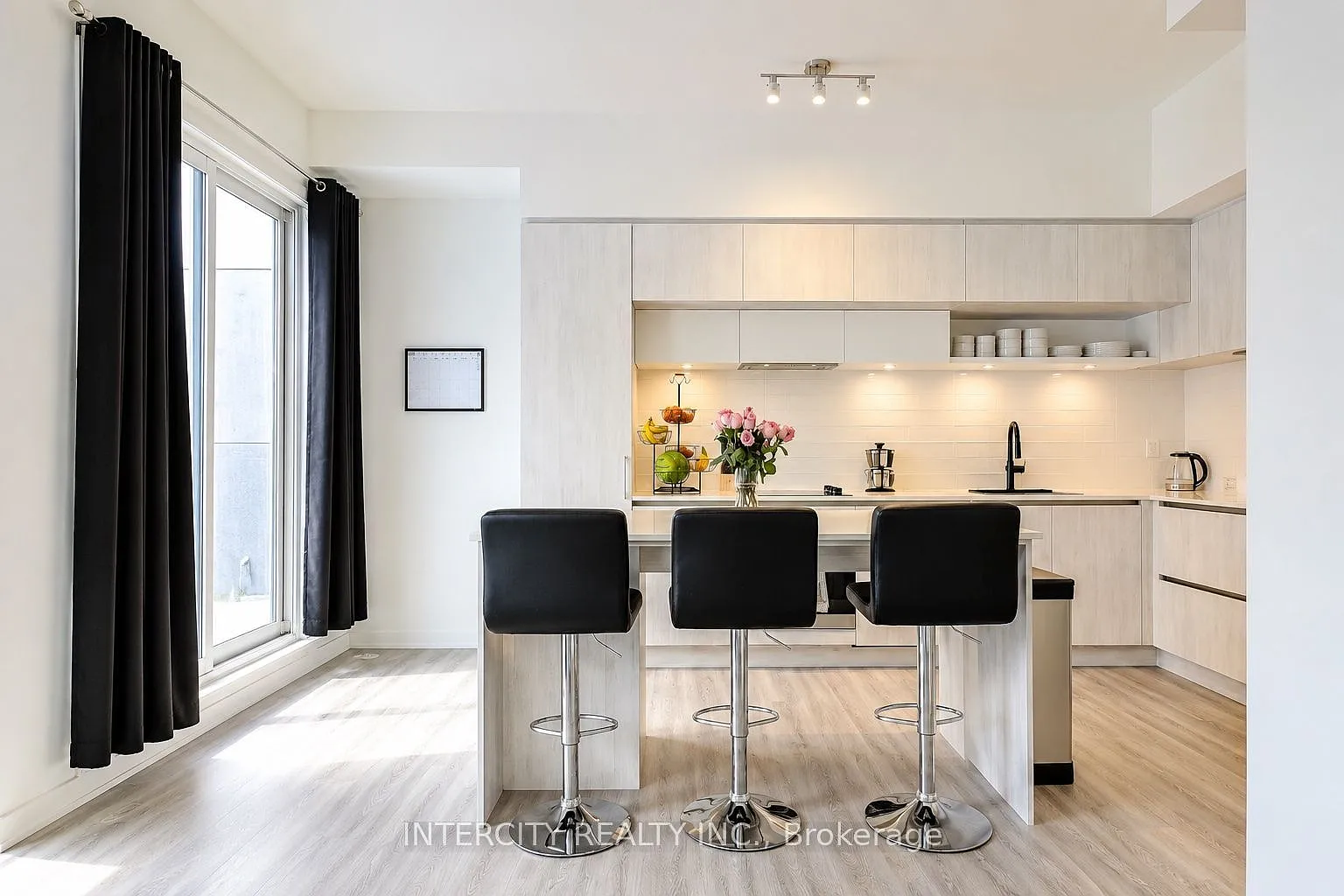 2 bed, $2,600 — Photo 2