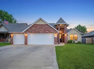 317 Stoneridge Dr, Moore, OK 73160