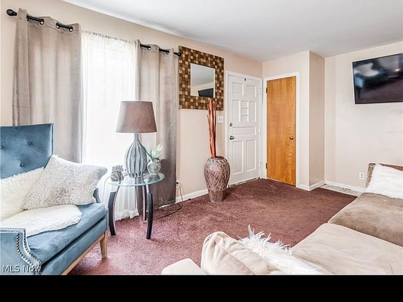 3rd image of 822 E Archwood Ave
