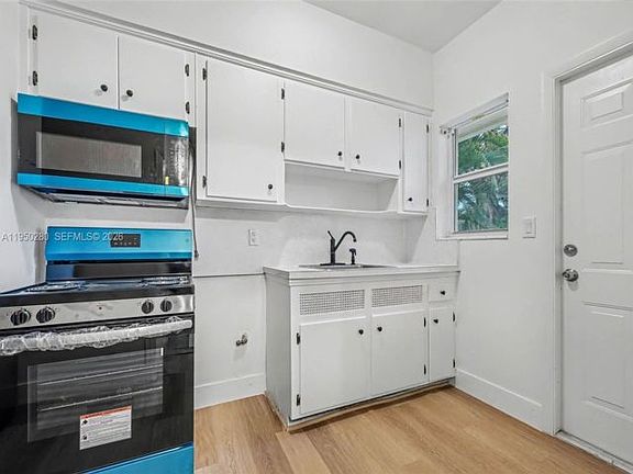 5th image of 2J-9160 NE 8th Ave #2J