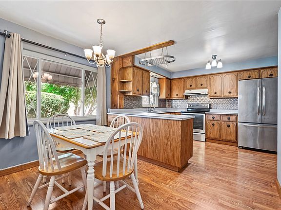 4th image of 2544 Leslie Dr