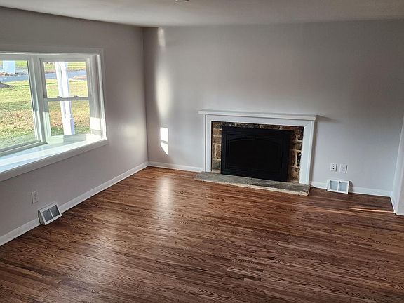 4th image of 213 Upper Valley Rd