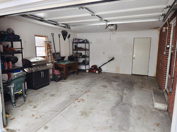 4th image of 2810 N Cotner Blvd