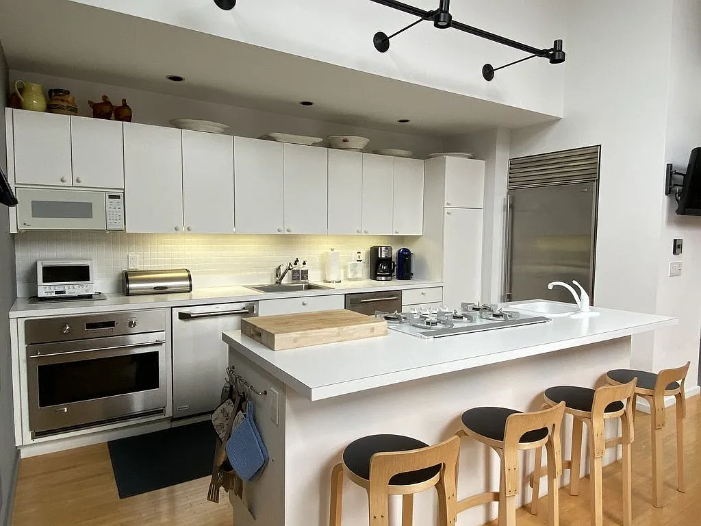 4 bed, 3.0 bath, 3000 sqft — Photo 3