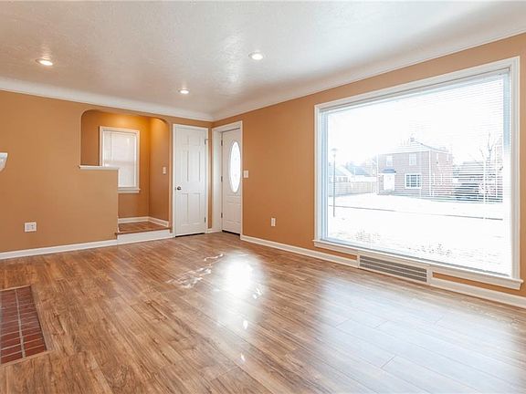5th image of 401 E 214th St