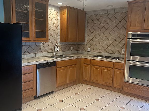 Large Kitchen with Stainless Steel & Black Appliances and Lots of Cabinet space