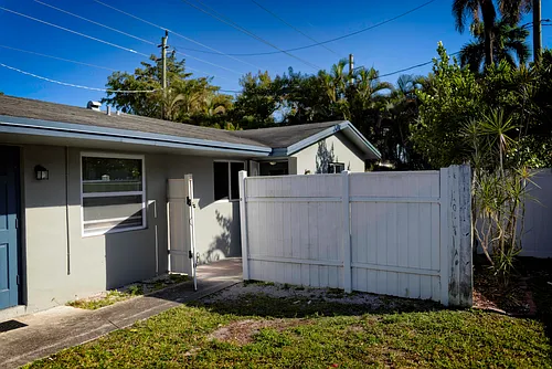 1126 NE 16th Pl #3 Photo 1