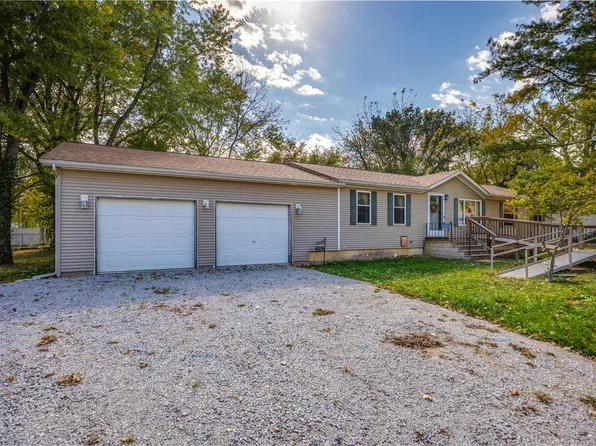 932 Voge St, Staunton, IL 62088