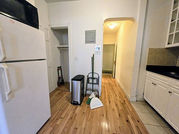 3rd image of 449 W 43rd St #3Z