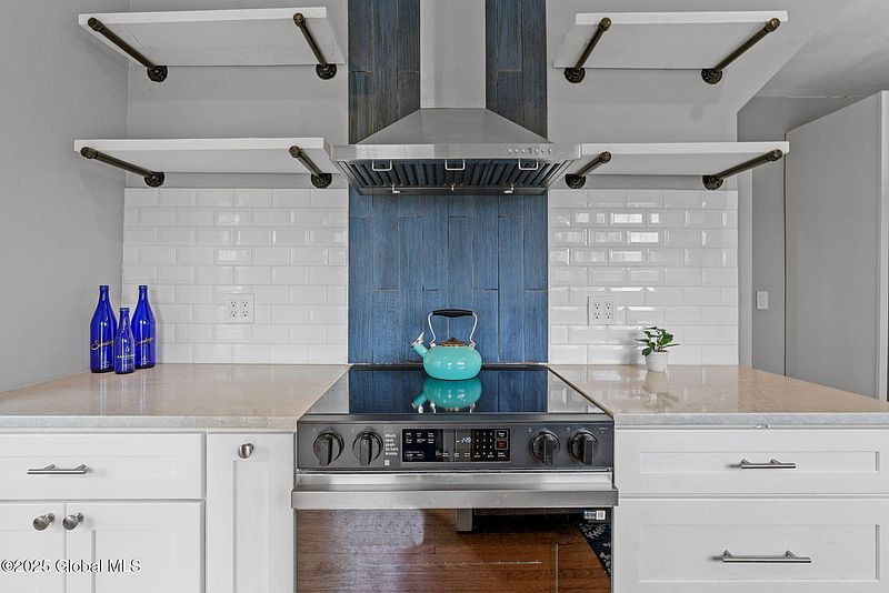 4th image of 285 Whiteview Road
