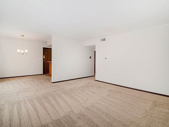 4th image of 10 E Fountainview Ln APT 3A