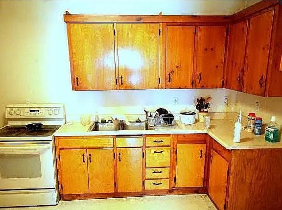 2nd image of 916 W 11th St