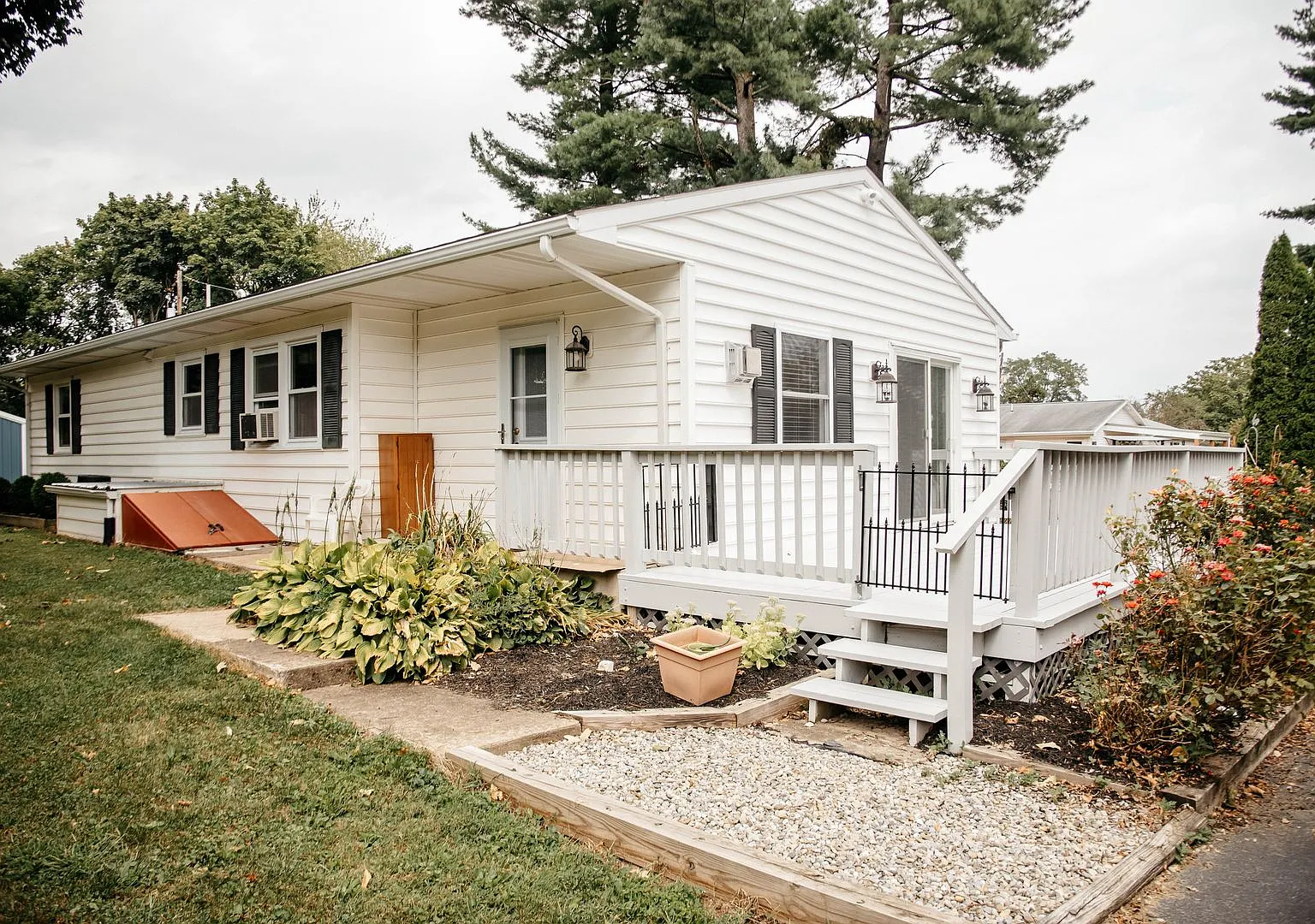 Fully Furnished Single Family Home - Internet And Basic Cable Included - 5% Military Or Student D... — Photo 2