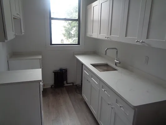 Rented by Zikos Realty Services | media 14