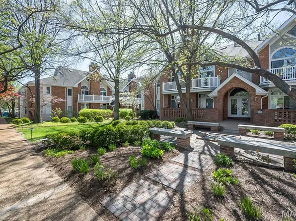 12 Country Club Ter, Saint Louis, MO 63122