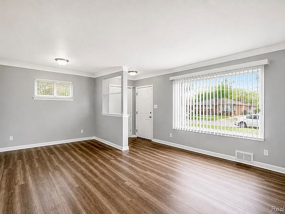 4th image of 28326 Alden St