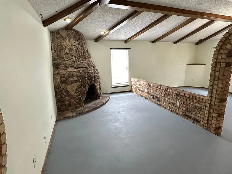 1021 W Yucca Ave — Photo 6